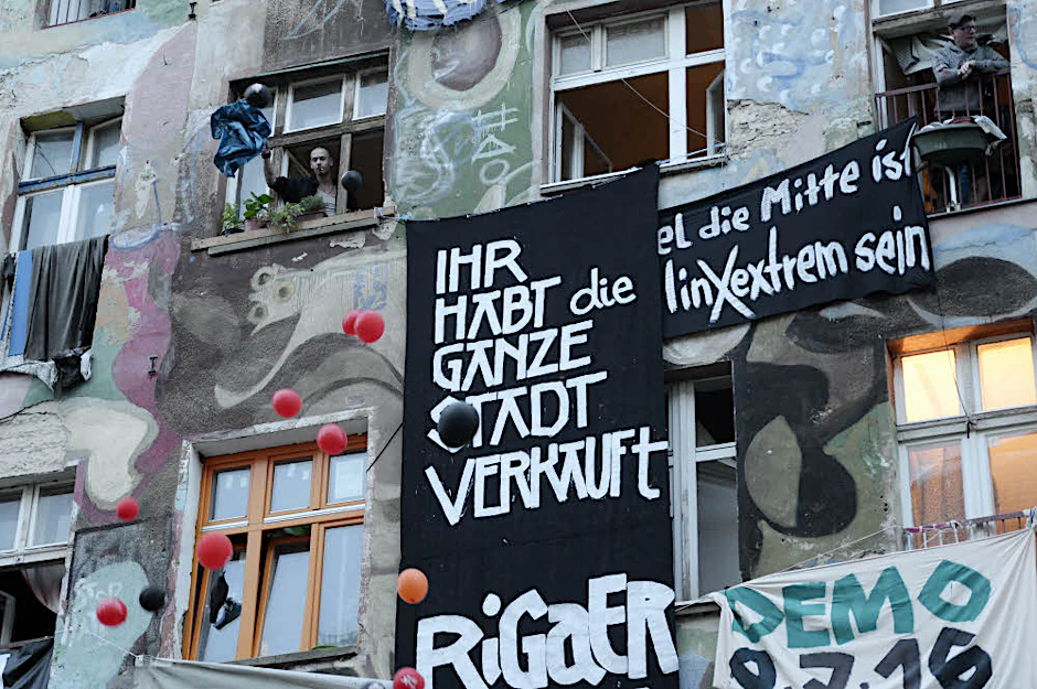 Anwohner der Rigaer Straße protestieren mit Transparenten gegen die Räumung der „Kadterschmiede“.