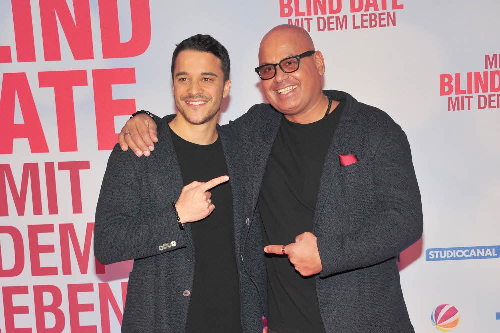 Kostja Ullmann (l.) spielt Saliya Kahawatte (r.)