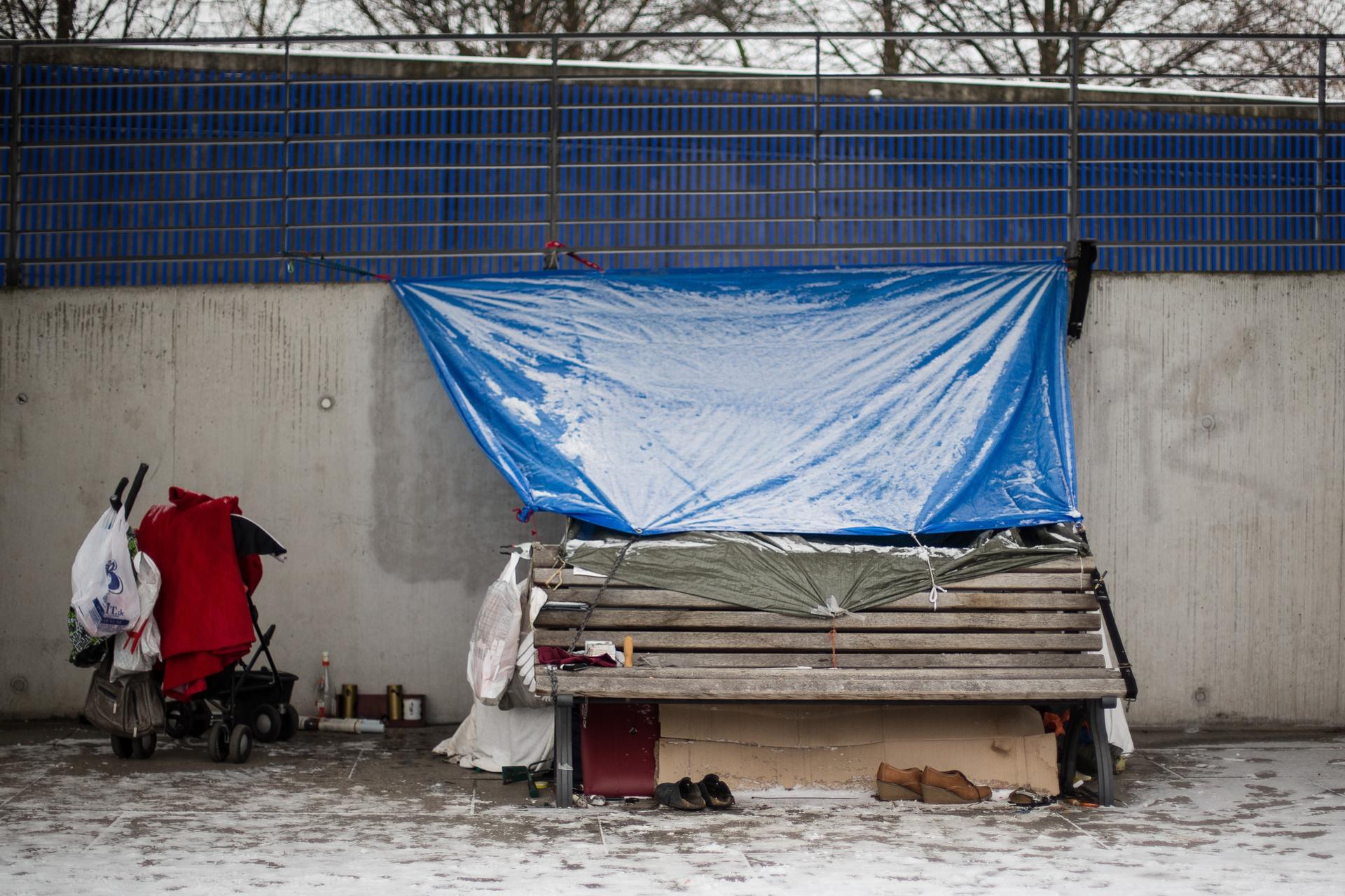 Im Regierungsviertel hat sich eine Obdachlose ein Zelt aus Plastik hinter einer Parkbank gebaut.