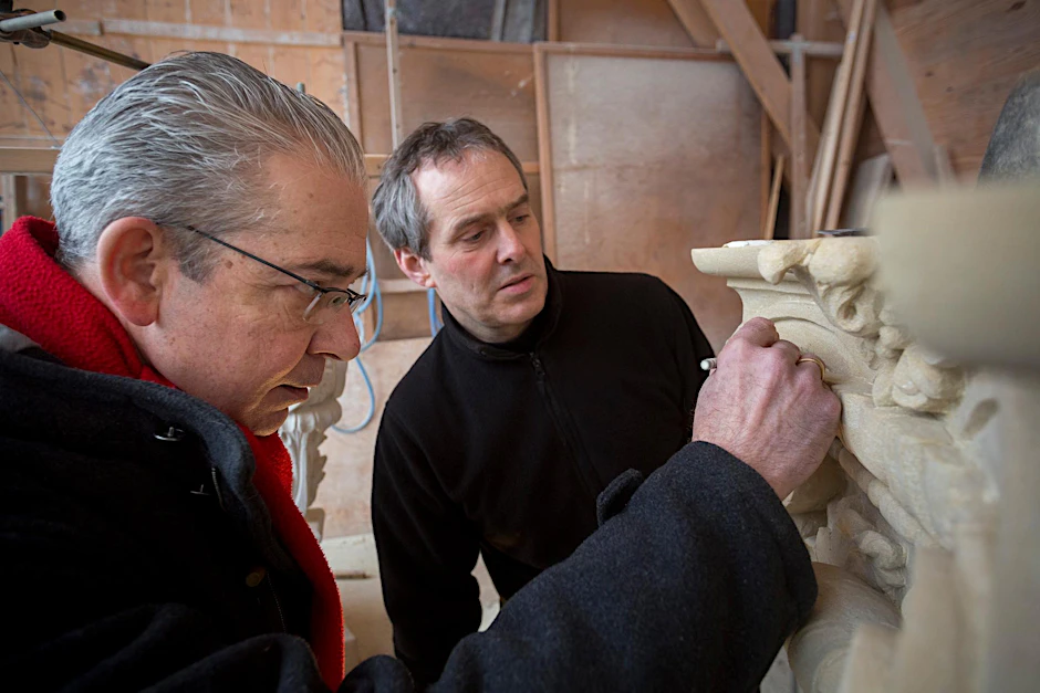 Mit prüfendem Blick: Bernd Wolfgang Lindemann (l.) und Bertold Just begutachten ein Sandsteinelement.