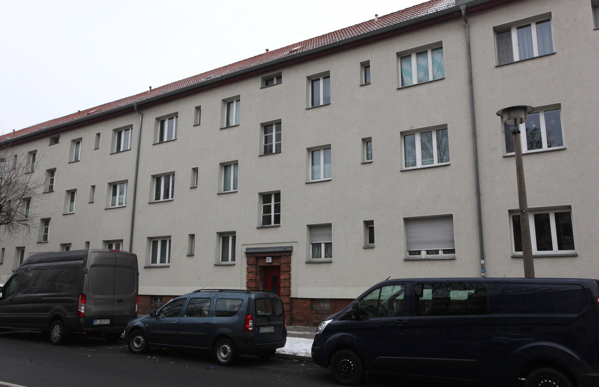Die Hosemannstraße in Prenzlauer Berg: In der beschaulichen Wohngegend herrscht Entsetzen. In der Erdgeschosswohnung lag rund zehn Jahre lang eine zerstückelte Leiche in der Tiefkühltruhe. Obwohl Anwohner bei der Polizei über modrige Gerüche klagten, passierte nichts.