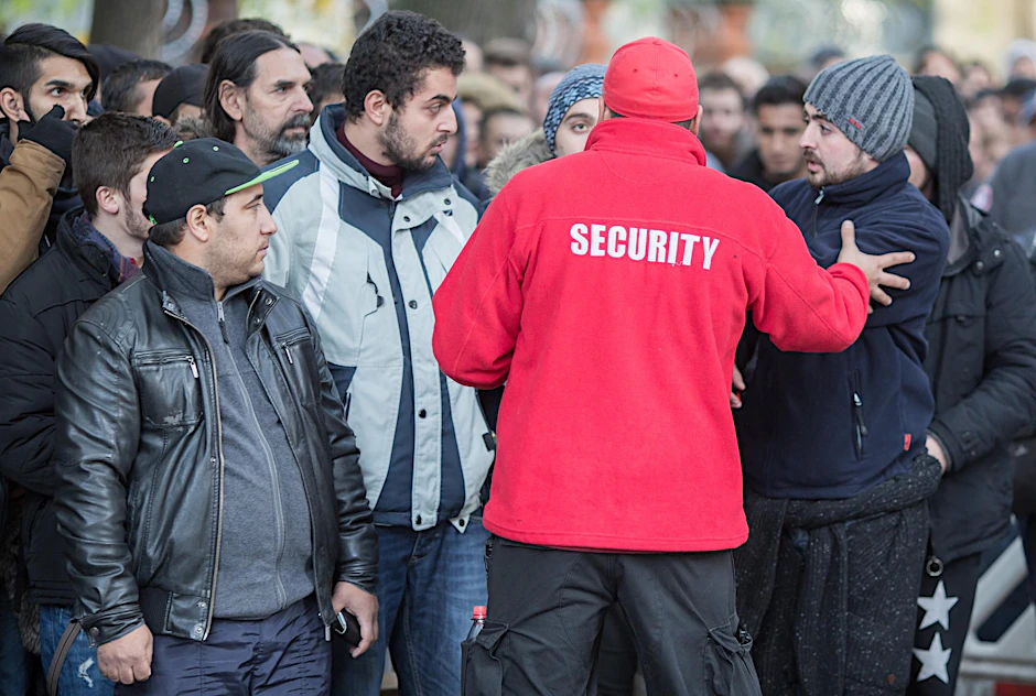 Chaotische Zustände herrschten während der Flüchtlingskrise an den Erstaufnahmestellen wie dem Lageso in Berlin. Manch einer nutzte das, um sich mit falschen Personalien registrieren zu lassen.