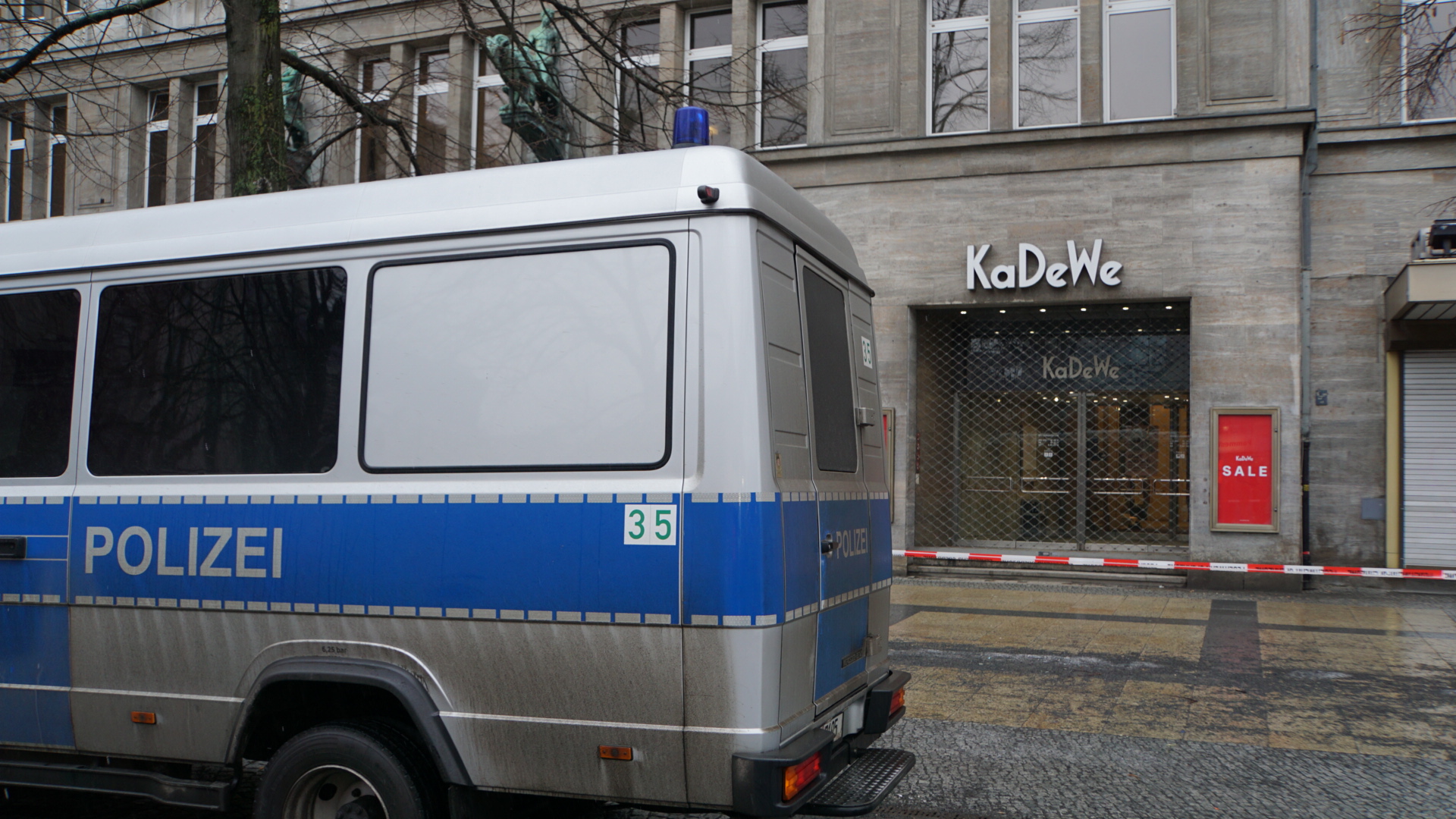 Die Polizei sicherte das KaDeWe am Morgen ab.