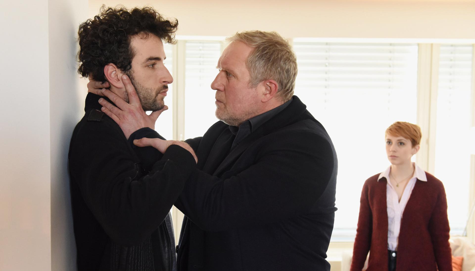 Eisner (Harald Krassnitzer, M) knöpft sich Kerem (Mehmet Sözer, l) in einer Szene des "Tatort: Schock" vor, den Freund seiner Tochter Claudia (Tanja Raunig).
