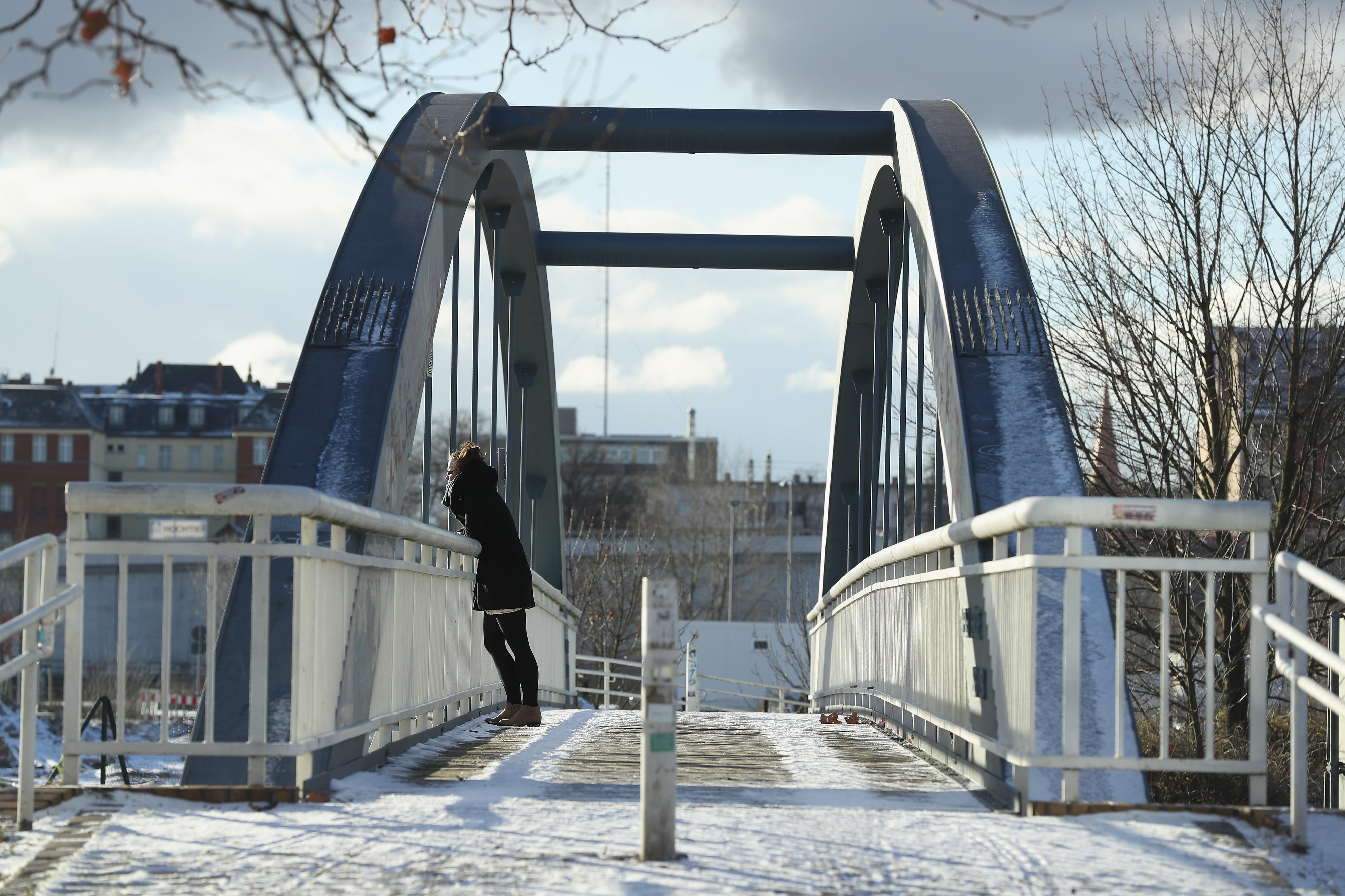 Der erste Schnee des neuen Jahres ist in Berlin gefallen. Und er bringt zauberhafte Ausblicke mit sich - zum Beispiel von der Kieler Brücke in Moabit aus.