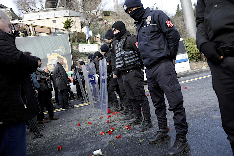 Istanbul am Neujahrsmorgen: Die Polizei sperrt den Tatort weiträumig ab.