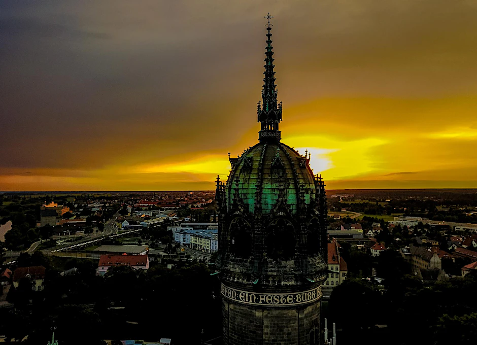 Schlosskirche in Wittenberg: Die Kirche an die der Reformator Martin Luther seine Thesen nagelte ist seit 1996 UNESCO Welterbestätte.