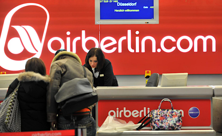 Eine Angestellte der Fluggesellschaft Air Berlin kümmert sich um Reisende.