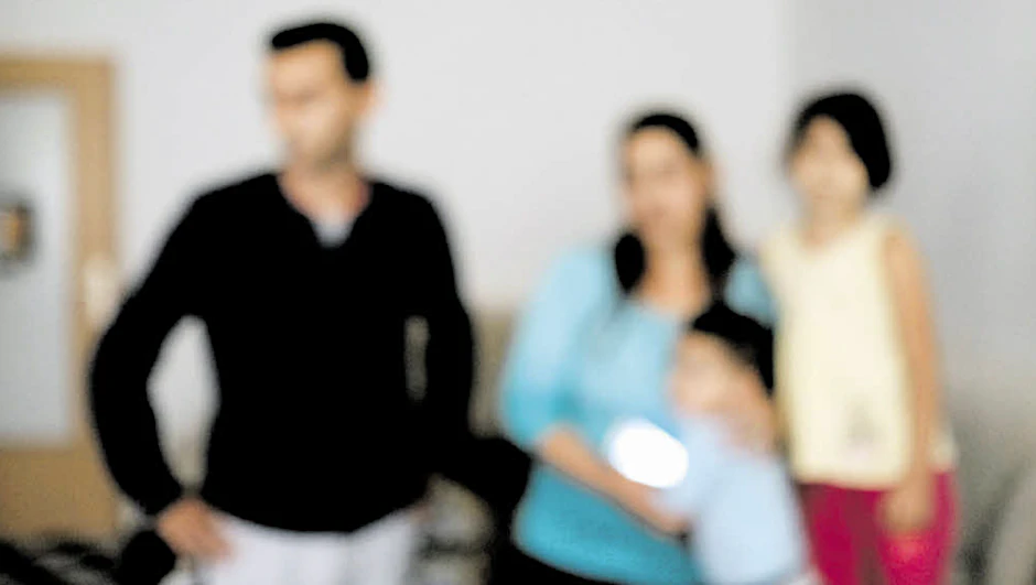 Unter Spannung: In Deutschland dürfen sie nicht alle wohnen, in der Heimat sehen sie für sich keine Chance. Die Familie Tercic/Sukalo ist verzweifelt und scheu, sie will auf Fotos nicht erkannt werden.
