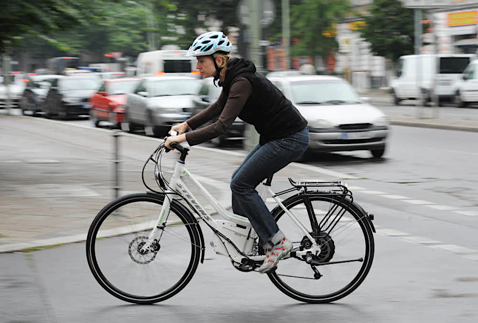 Das Tempo, mit dem E-Biker unterwegs sind, wird oft falsch eingeschätzt.