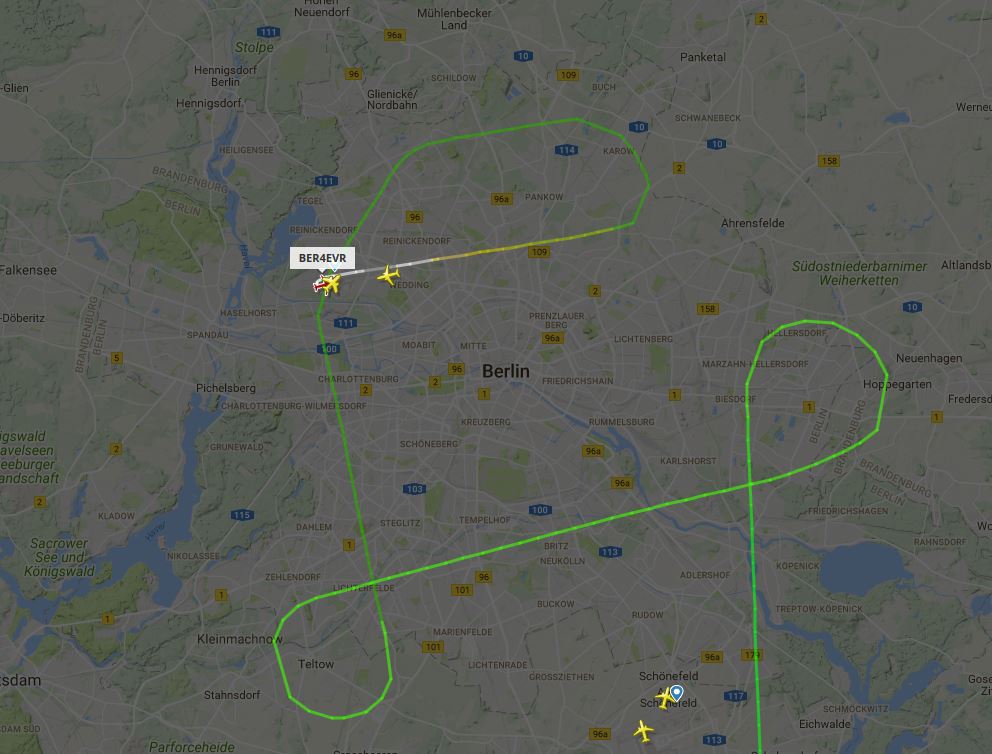 Vor der Landung in Tegel drehte die letzte Air-Berlin-Maschine noch eine Ehrenrunde.