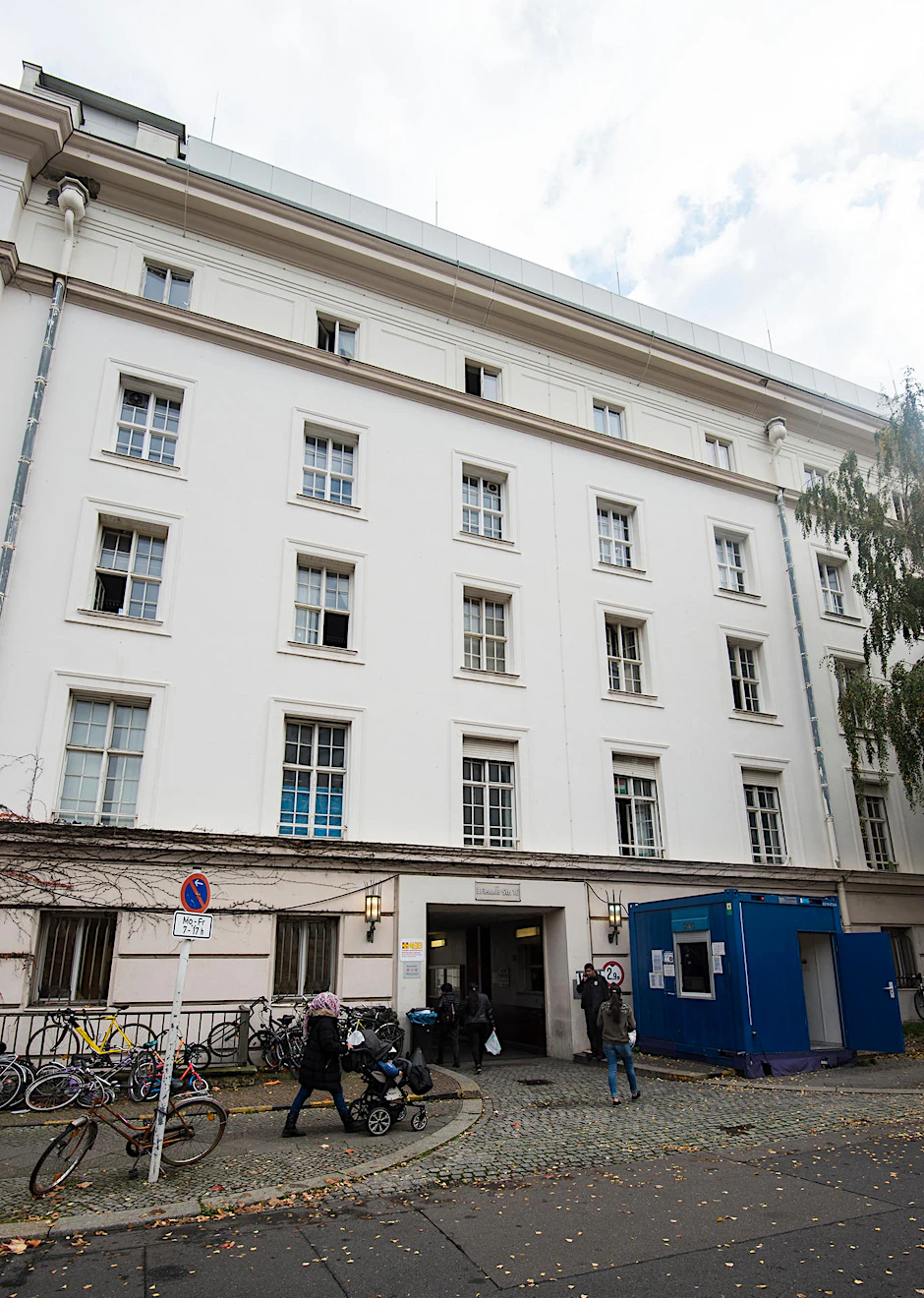 Security am Rathaus Wilmersdorf: Wer hinein will, muss sich ausweisen.