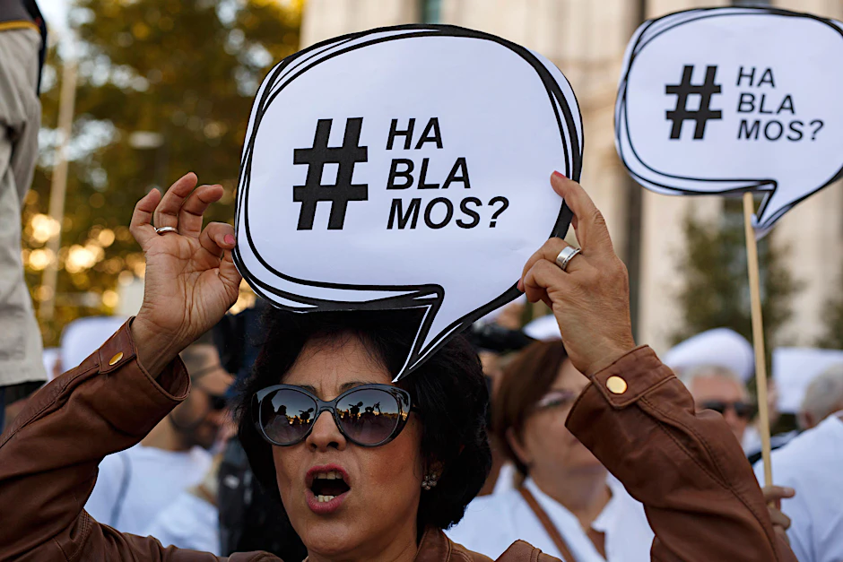 „Hablamos?“ – „Reden wir?“ Eine Demonstrantin hält in der spanischen Hauptstadt den Slogan hoch, mit dem die katalanischen Separatisten zu Verhandlungen aufgefordert werden.