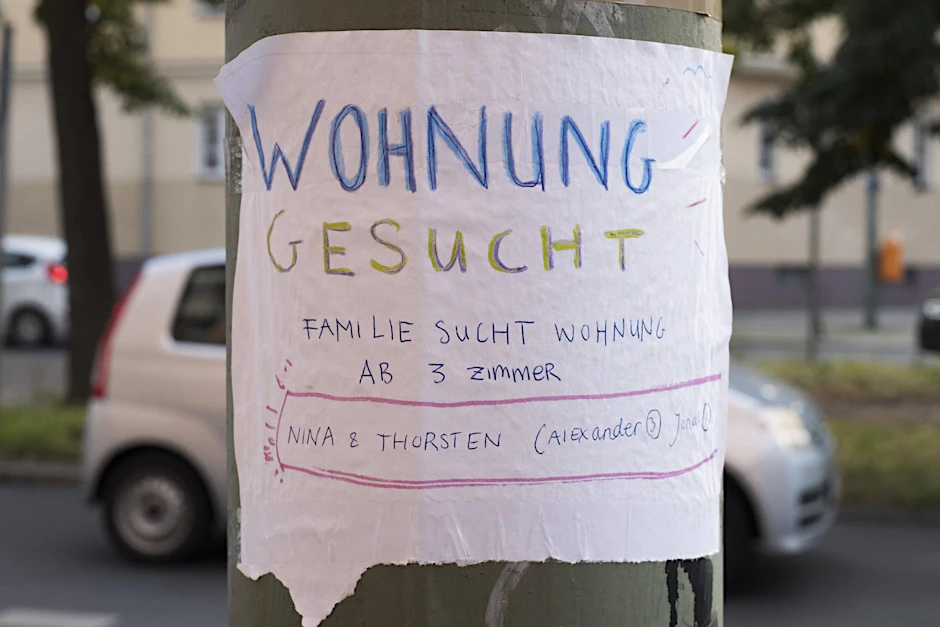 Anschlag zur Wohnungssuche an einem Laternenmast in Berlin Prenzlauer Berg (Symbolbild).