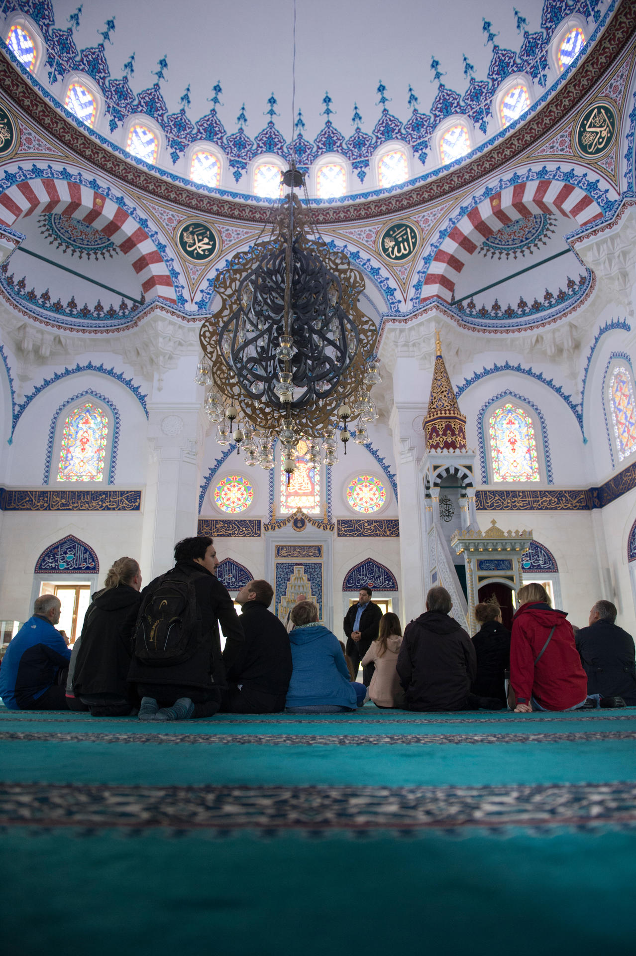 Besucher in der Sehitlik-Moschee.
