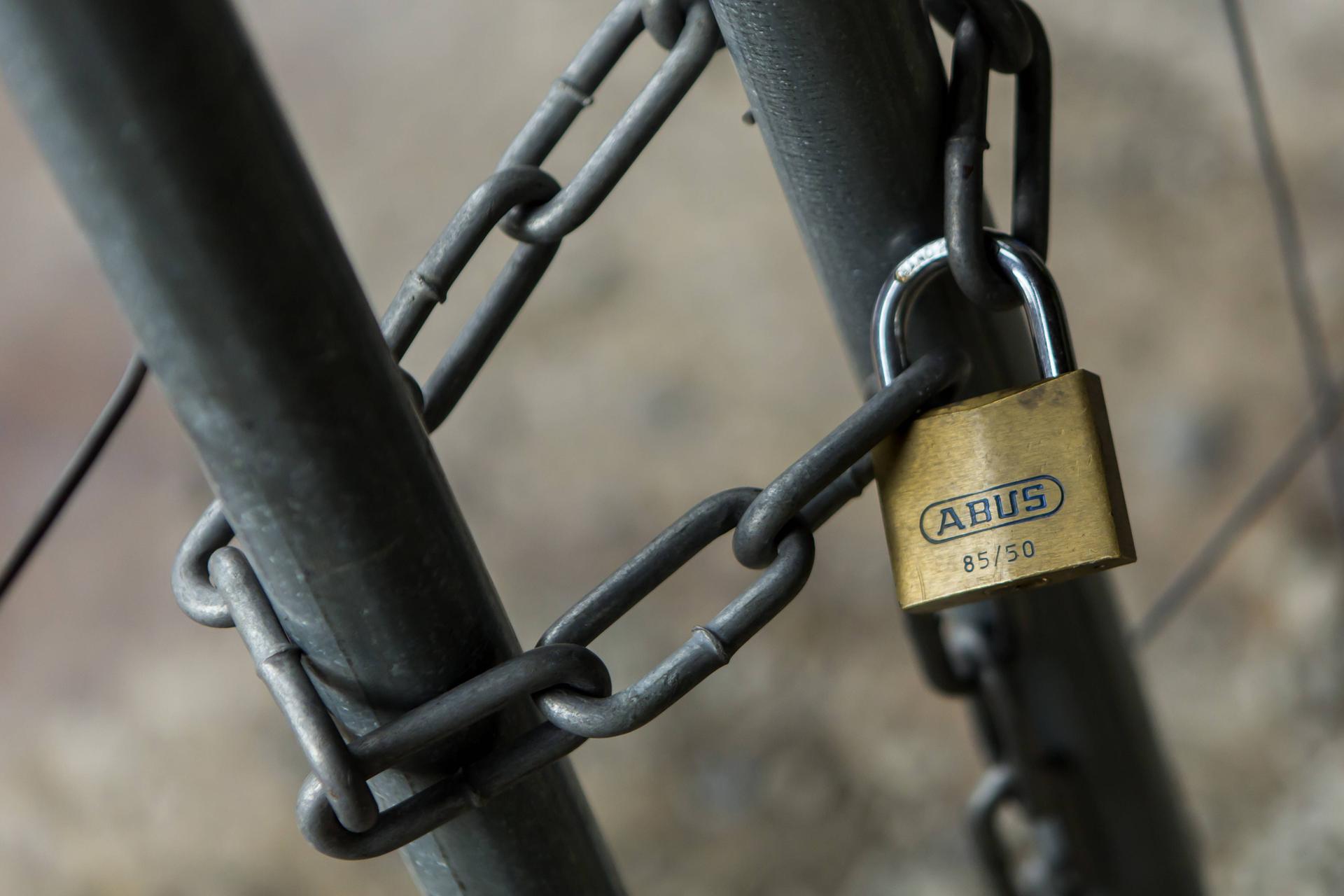 Das Nebentor war lediglich mit einer Gliederkette gesichert. (Symbolbild)