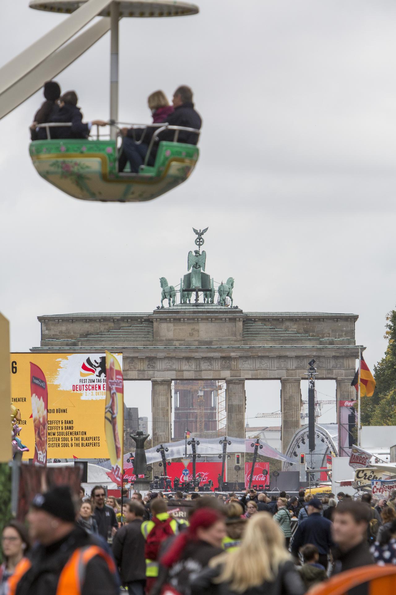 Touristen fahren am Brandenburger Tor Riesenrad. 