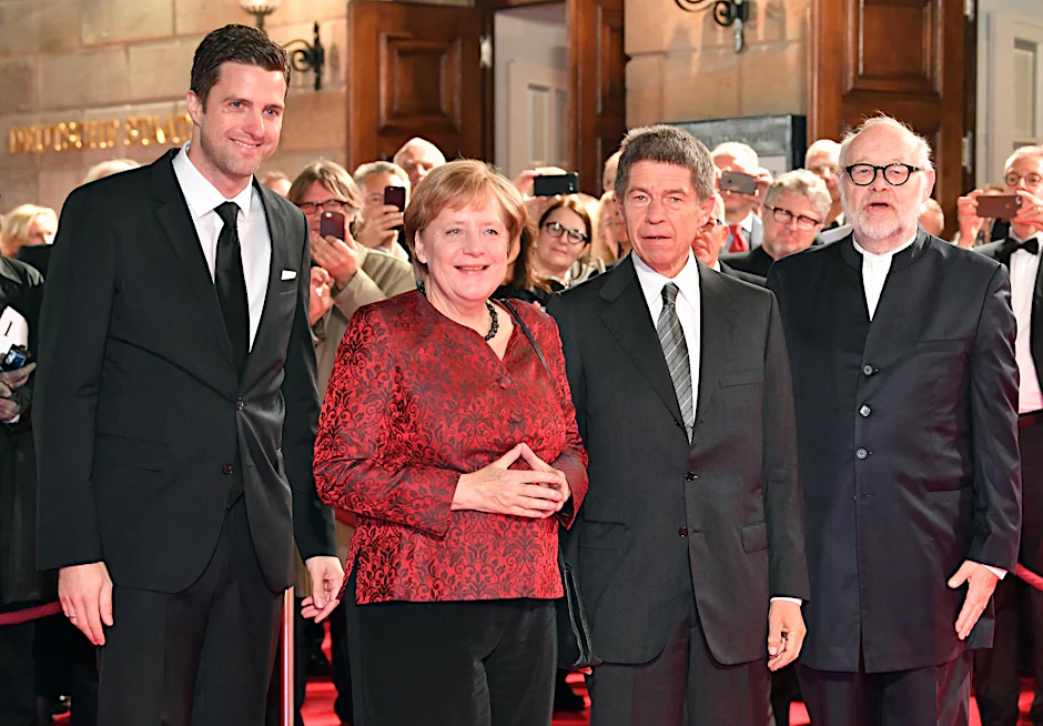 Bundeskanzlerin Angela Merkel und ihr Mann Joachim Sauer werden am 03.10.2017 bei festlichen Wiedereröffnung der Berliner Staatsoper Unter den Linden in Berlin von den Intendanten Matthias Schulz (links) und Jürgen Flimm (rechts) begrüßt. 