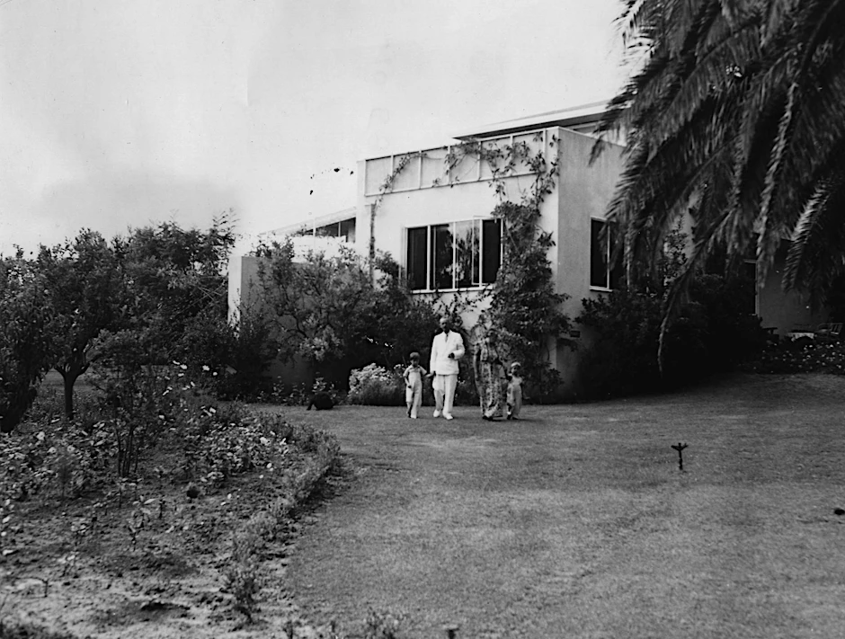 Bauhaus mit Palme: Thomas und Katia Mann – hier Anfang der 40er-Jahre mit den Enkeln Fredo und Tonio – mochten den nüchtern-eleganten  Entwurf ihres aus Deutschland stammenden Architekten. Sie lebten bis 1952 in dem Haus in Pacific Palisades.
