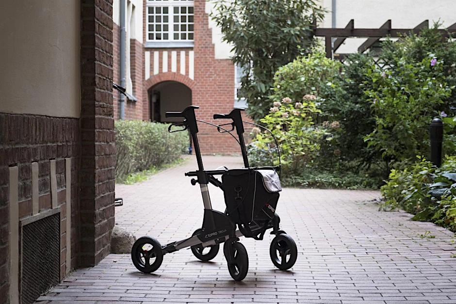 Rollator in einem Berliner Hinterhof. Symbolbild.