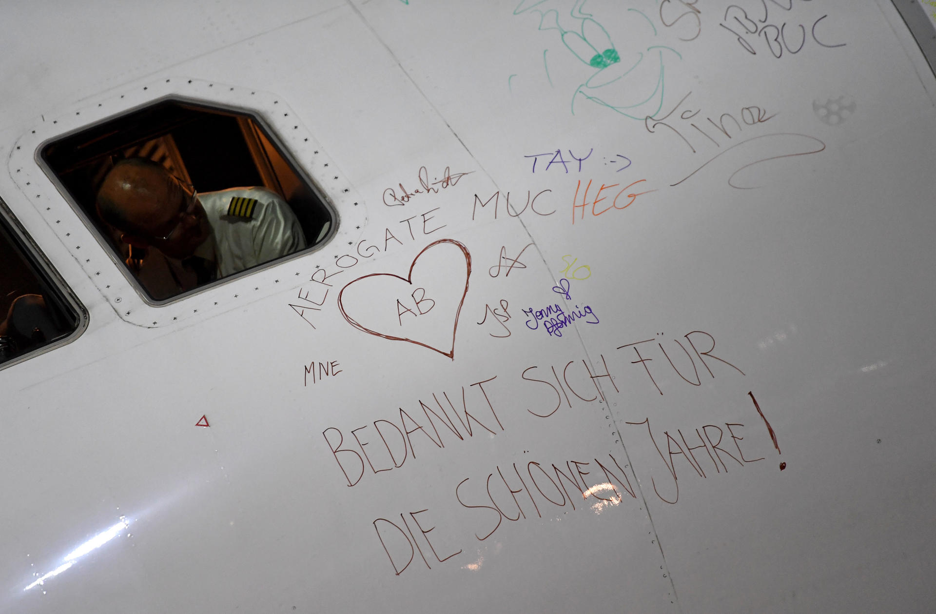 Die Passagiere der letzten Maschine von München nach Tegel durften sich auf dem Flugzeug verewigen.