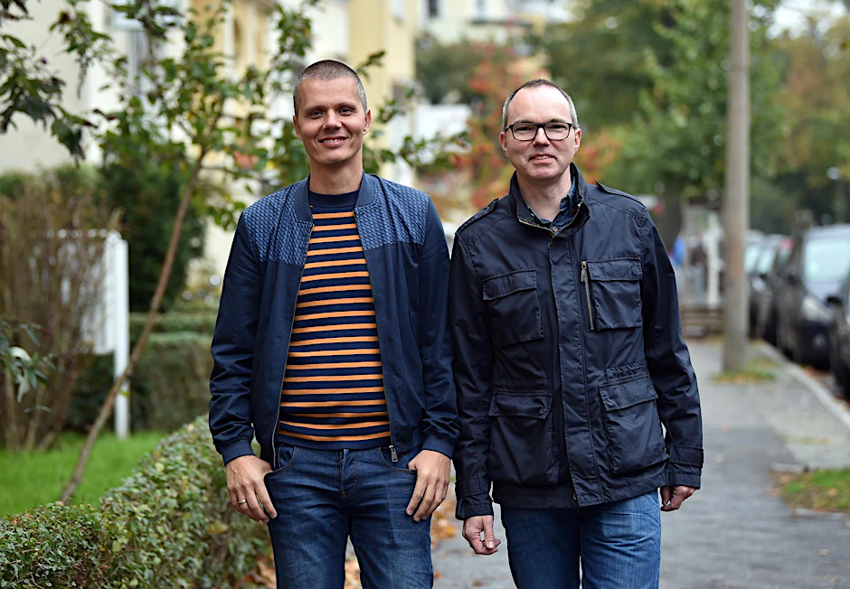 Das Ehepaar Michael (l) und Kai Korok. Jahrzehnte mussten sie darauf warten. Nun hat das erste schwule Ehepaar aus Berlin sein Pflegekind adoptiert
