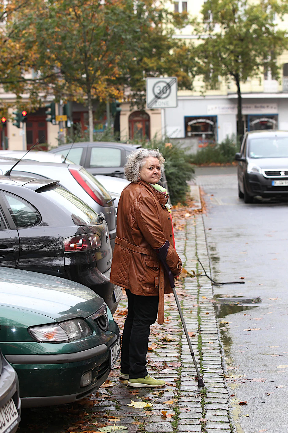 Seit dem Verkehrsunfall ist K. auf Gehhilfen angewiesen, auf dem Rad konnte sie sich besser fortbewegen.