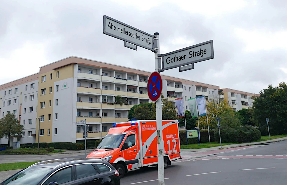 An der Kreuzung Gothaer/ Ecke Alte Hellersdorfer Straße wurde der verletzte Jugendliche entdeckt.