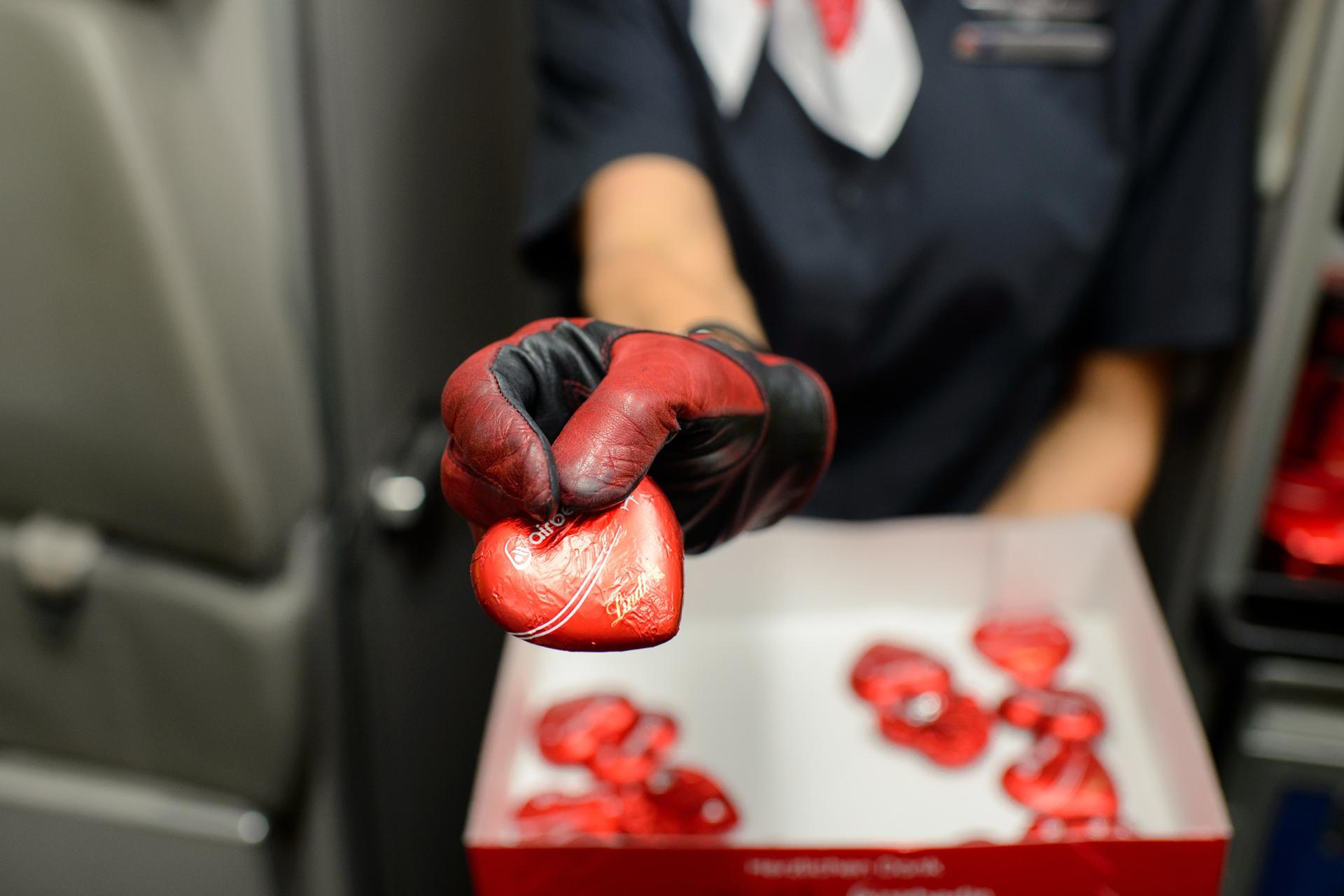 Zum letzten Mal werden die Schokoherzen im Air-Berlin-Flieger verteilt.