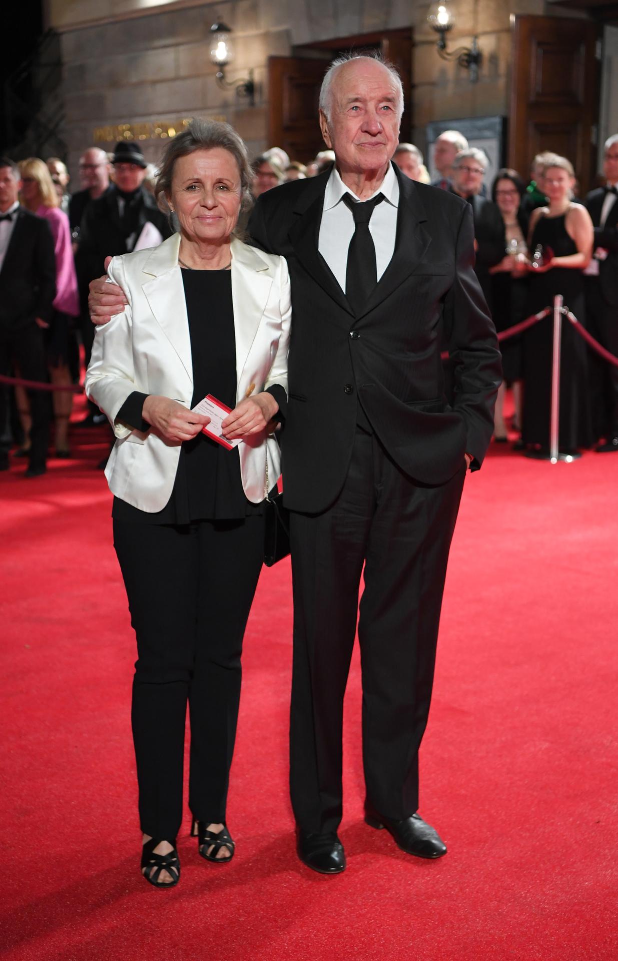 Schauspieler Armin Mueller-Stahl und seine Frau Gabriele Scholz vor der wiedereröffneten Staatsoper Unter den Linden. 