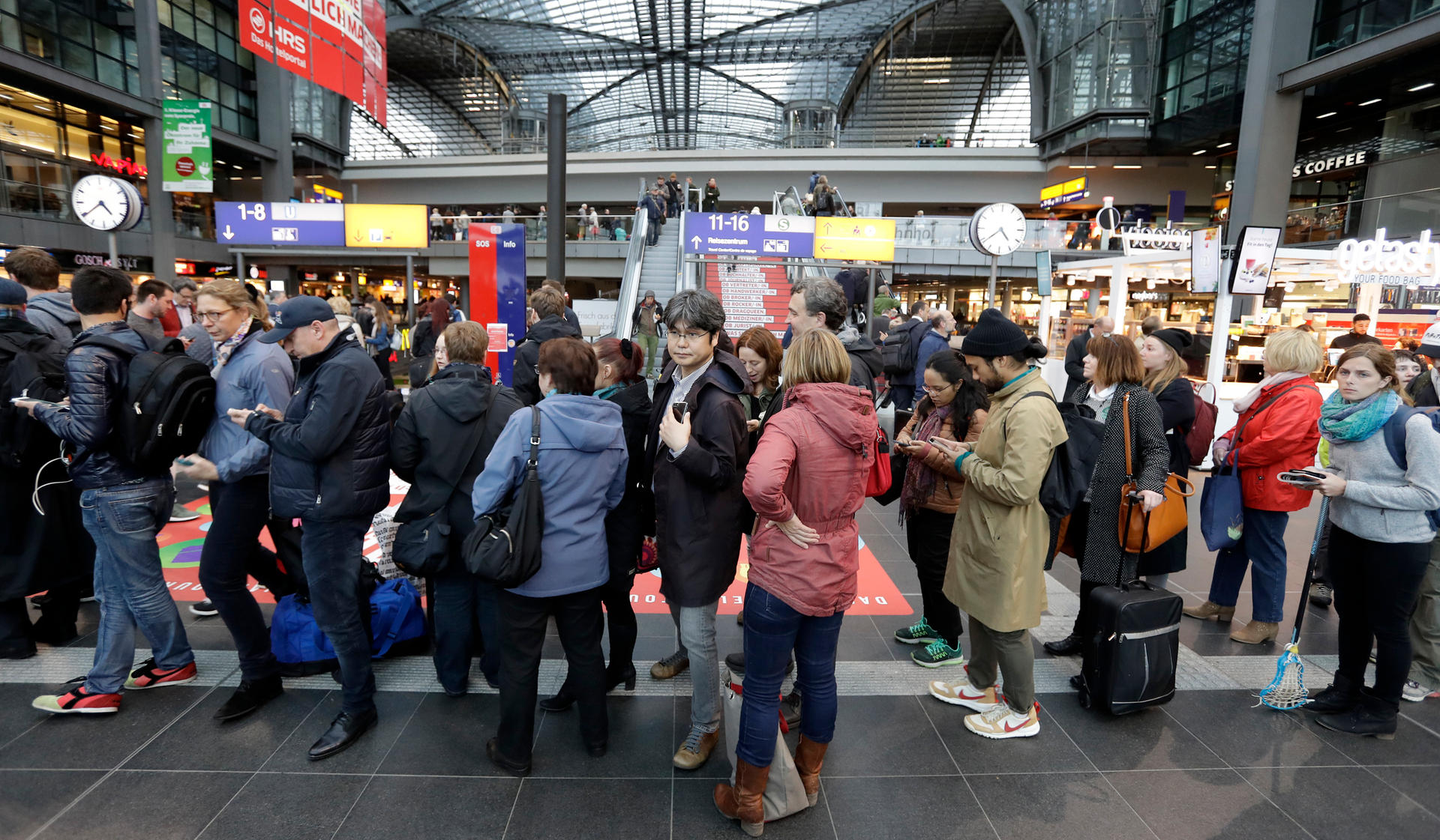 Im Hauptbahnhof reihen sich Menschen in Schlangen vor den Infoschaltern.