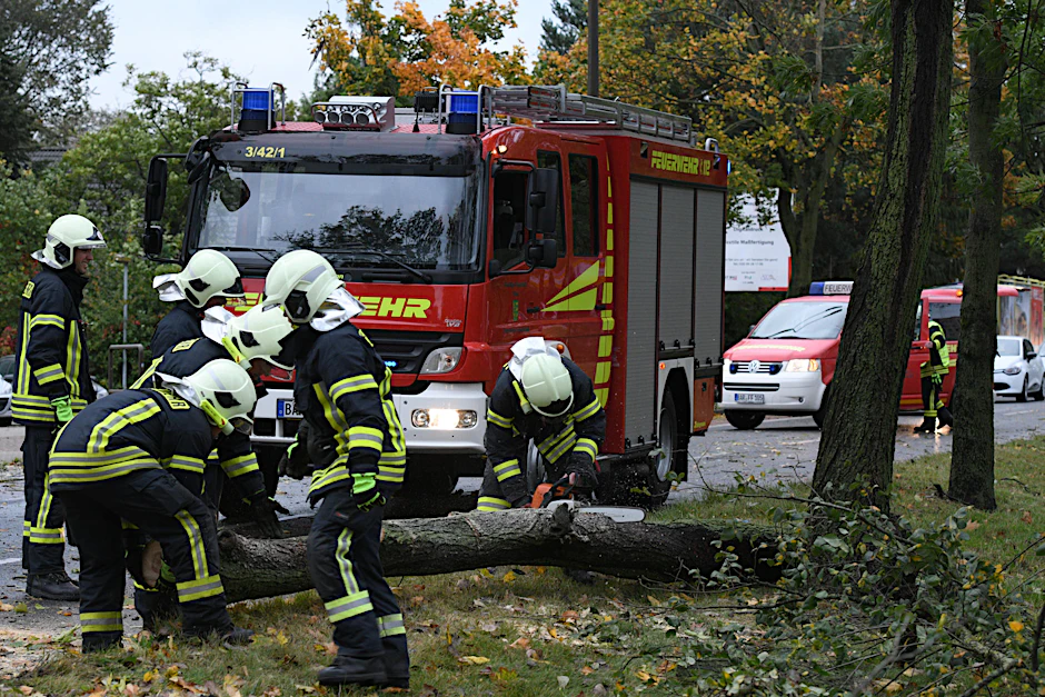 Einsatzkräfte räumen die Landsberger Allee frei.
