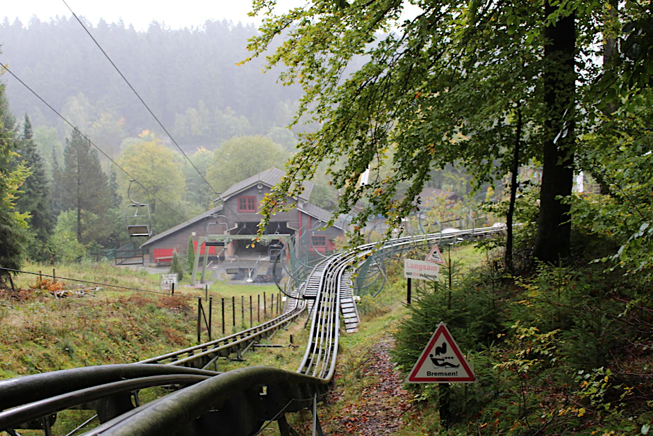 Die Sommerrodelbahn Alpine Coaster Trapper im Fort Fun in Bestwig