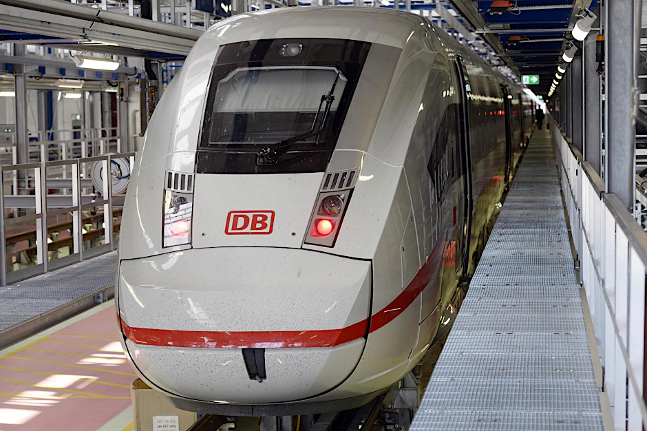  Ein ICE der vierten Generation steht am 13.09.2016 in Berlin im Bahnbetriebswerk - noch ohne Namen.