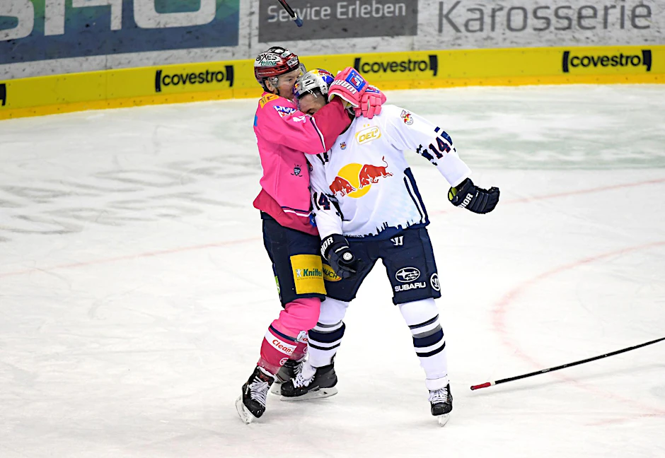 Jonas Müller packt kräftig gegen Steven Pinizzotto zu.