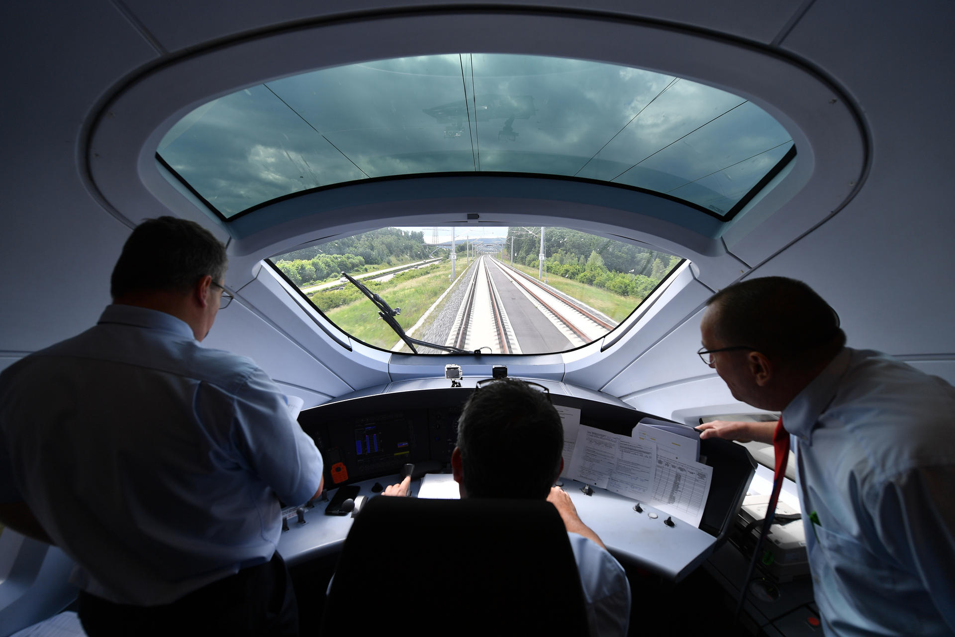Testfahrt auf der Neubaustrecke: Nicht mehr lange, dann fahren hier ICE-Sprinter mit Tempo 300 und reguläre ICE-Züge mit Tempo 230 von Berlin nach Nürnberg und München. 