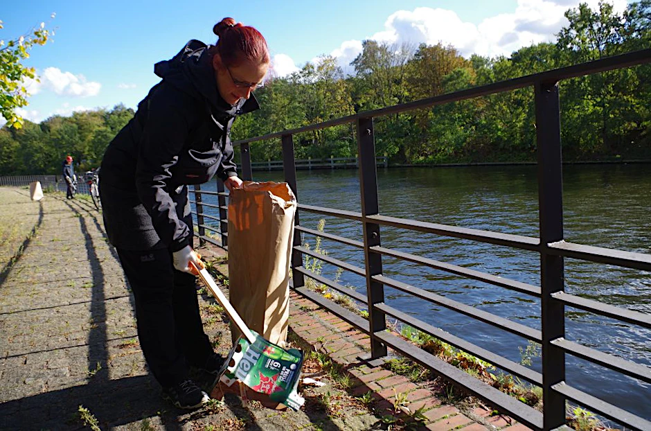 Eine Freiwillige hat bei einer Aufräum-Aktion an der Spree die Verpackung eines Sixpacks entdeckt.