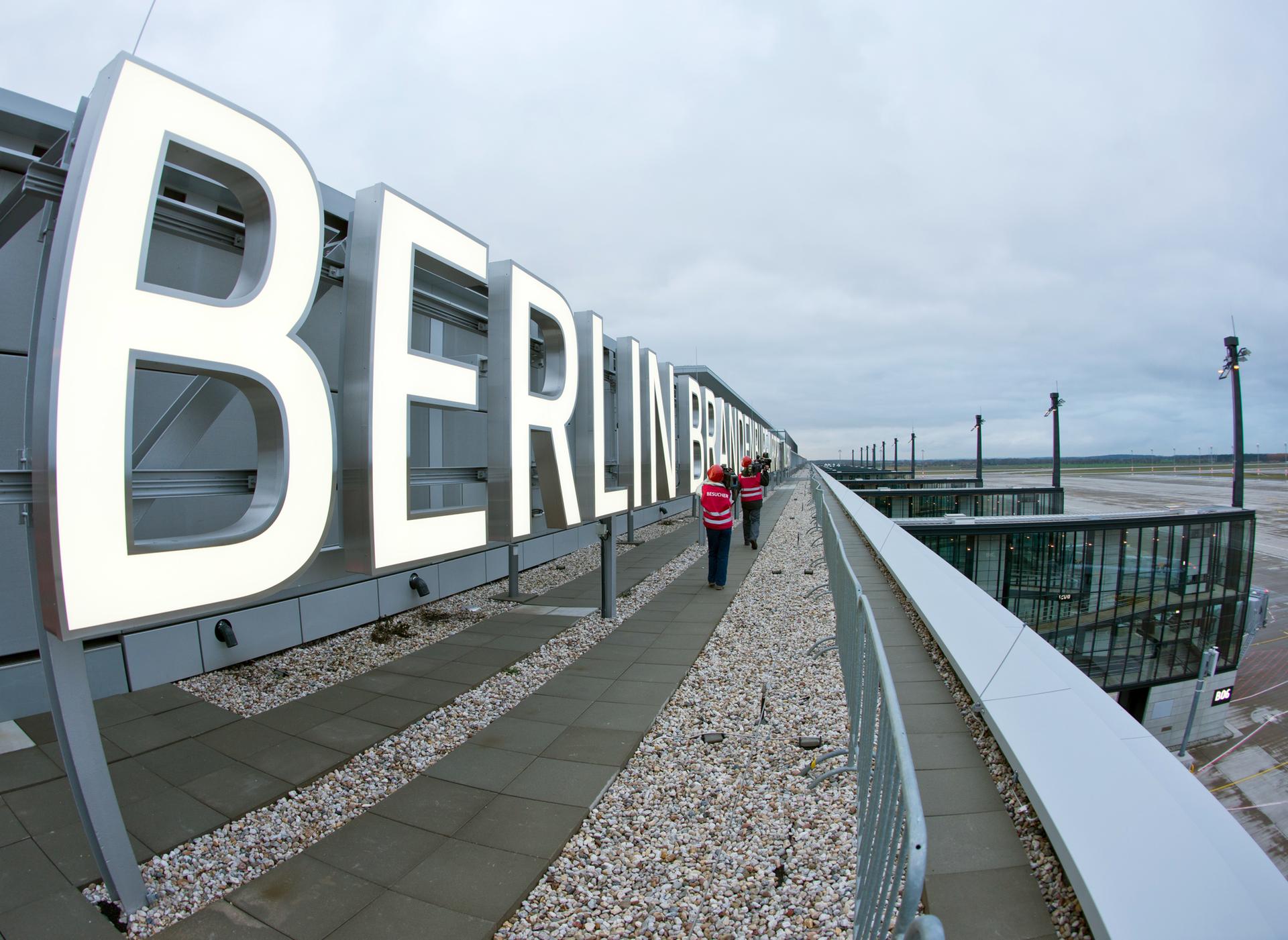 Schriftzug des "Berlin Brandenburg Airport".