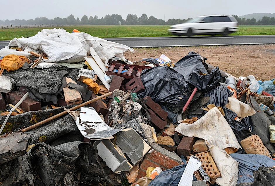 Ein großer Haufen Müll liegt neben einer Landstraße nahe Birkholz unweit des Autobahndreiecks Barnim bei Bernau (Brandenburg).