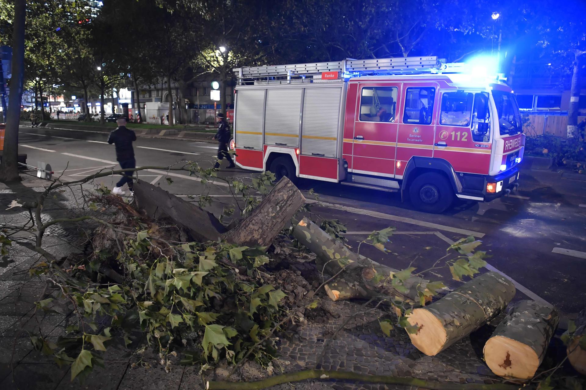 Auch auf dem Kudamm muss die Feuerwehr umgestürzte Bäume von der Fahrbahn räumen.