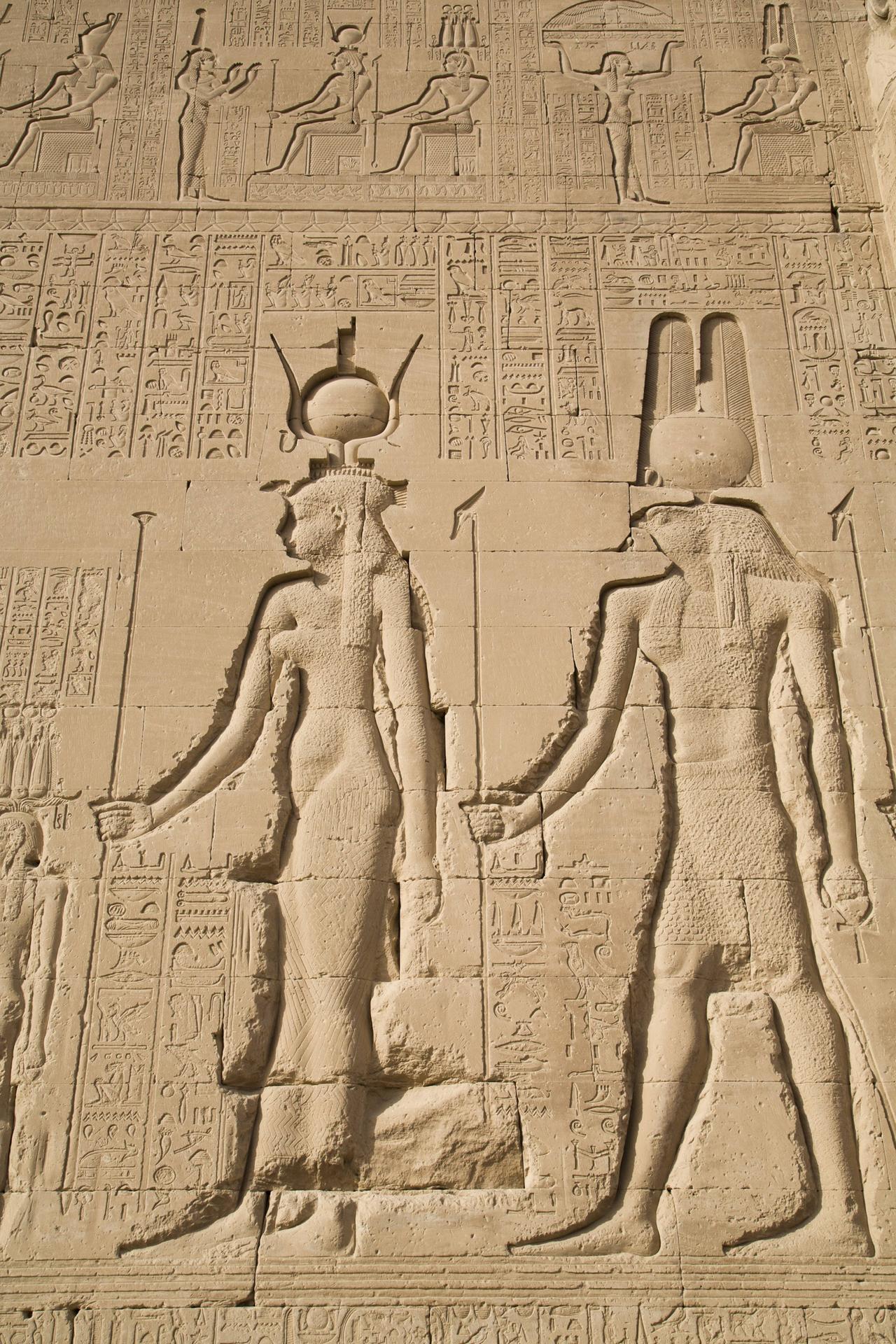 Kleopatra und Horus auf einem Wandrelief am Tempel der Hathor.
