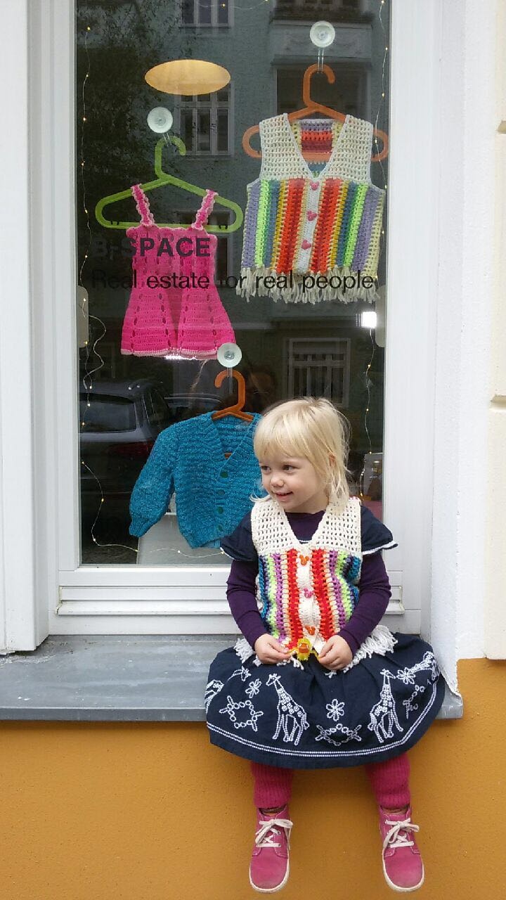 Die Strickkleider von Esther Prishkolnik halten warm. 