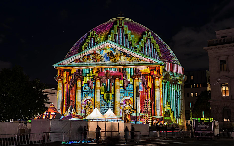 Bunt wie in einem Comic: Die St.-Hedwigs-Kathedrale wird angestrahlt.