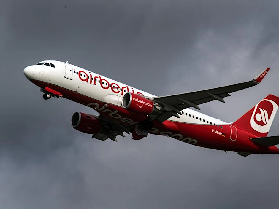 Ein Flugzeug der Air Berlin startet. 