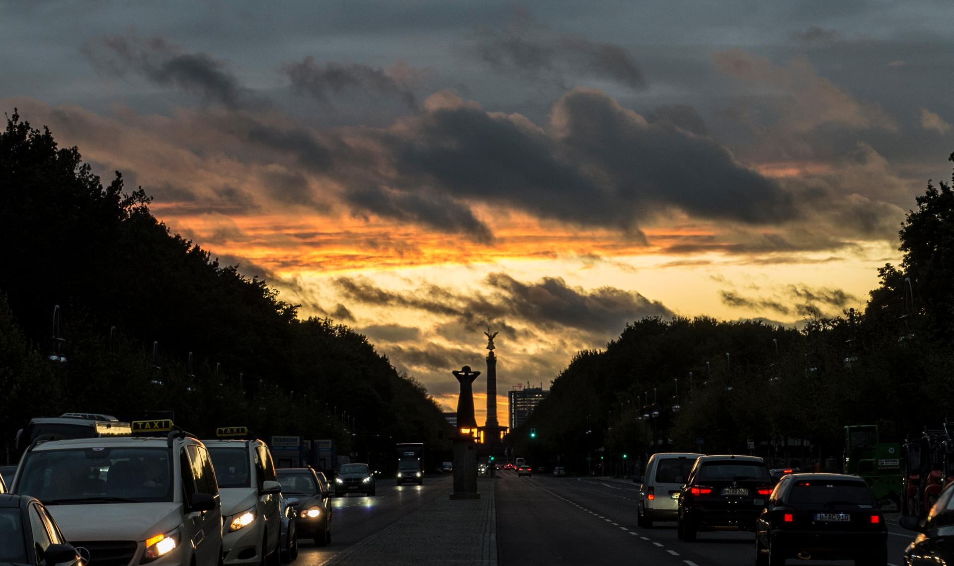 Sonnenuntergang in Berlin: Der Sturm Xavier ist durchgezogen. Das Aufräumen wird noch eine ganze Weile dauern.
