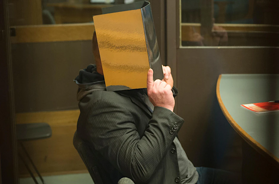 Der wegen Mordes angeklagte Josef S. verdeckt im Gerichtssaal sein Gesicht.
