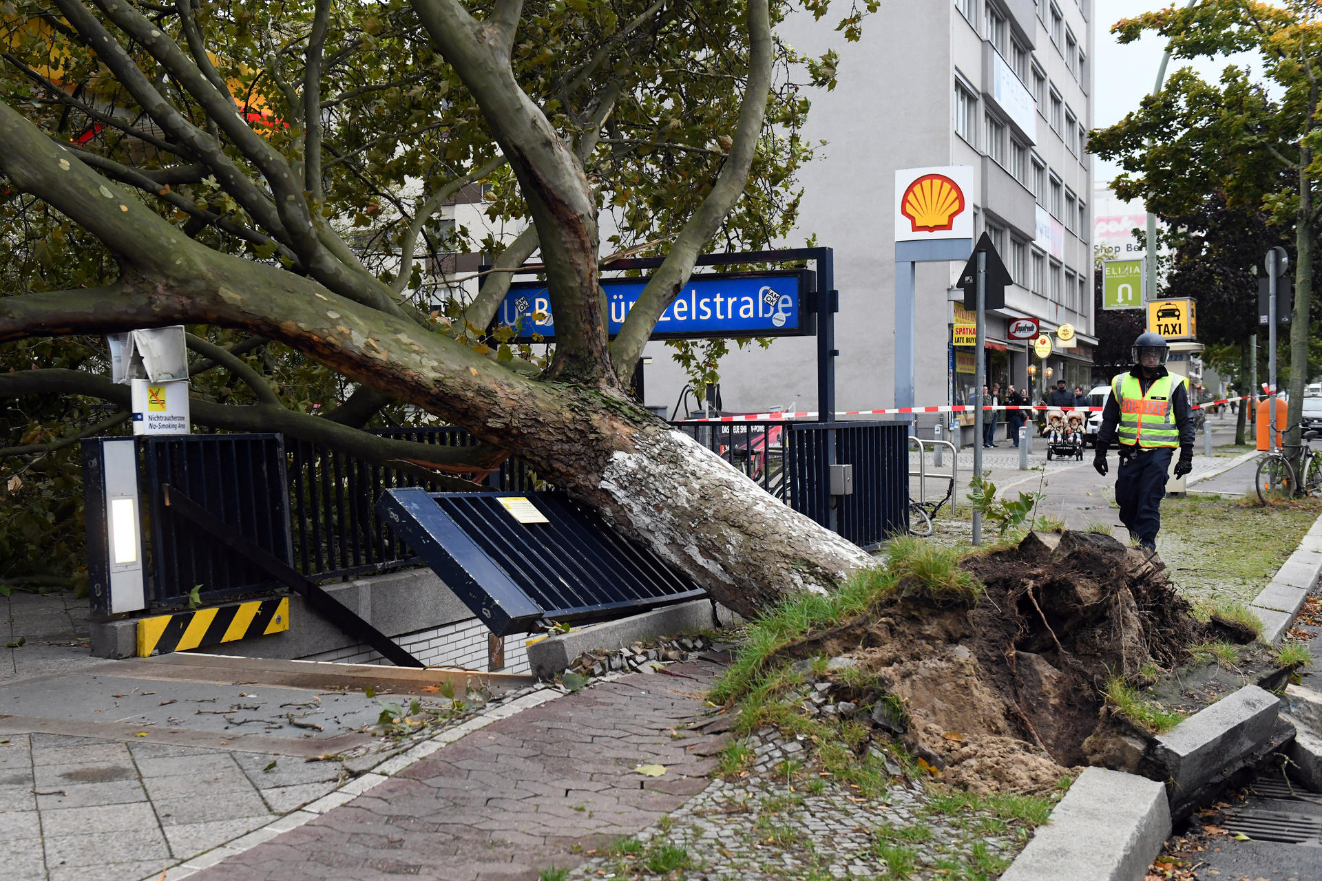 Ein Baum stürzt auf den Eingang zur U-Bahn in der Güntzelstraße.
