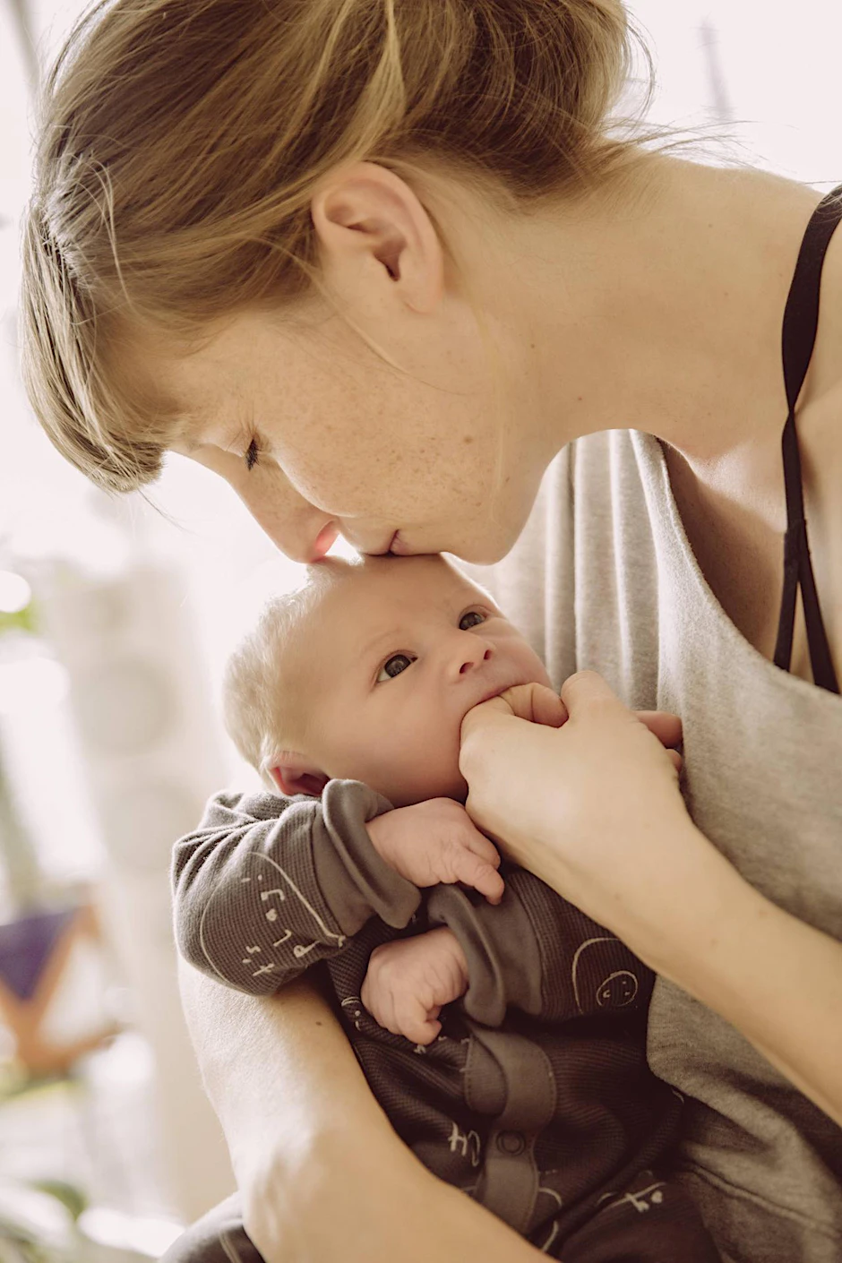 Eine Mutter und ihr Baby: Die ersten Wochen nach der Geburt sind anstrengend für Eltern. 