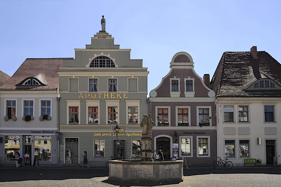 Licht und Schatten am prächtig renovierten Altmarkt in Cottbus. 