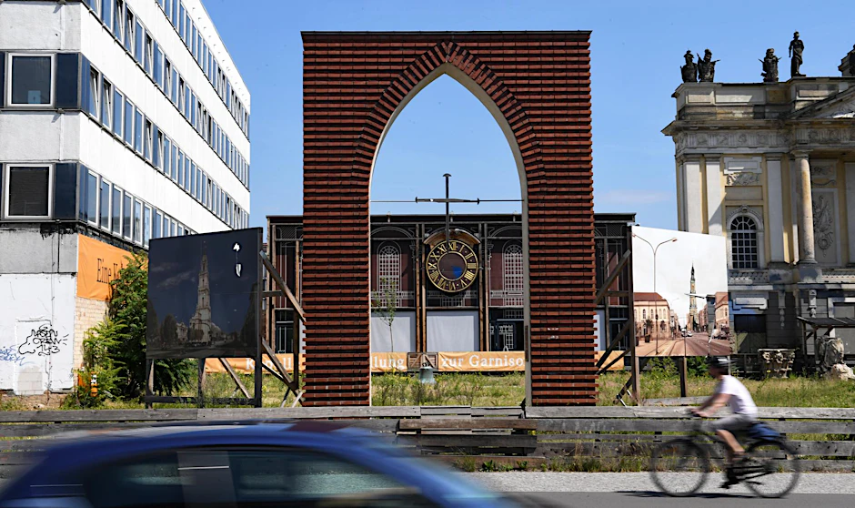 Das Eingangsportal steht in Potsdam am früheren Standort der Garnisonkirche.